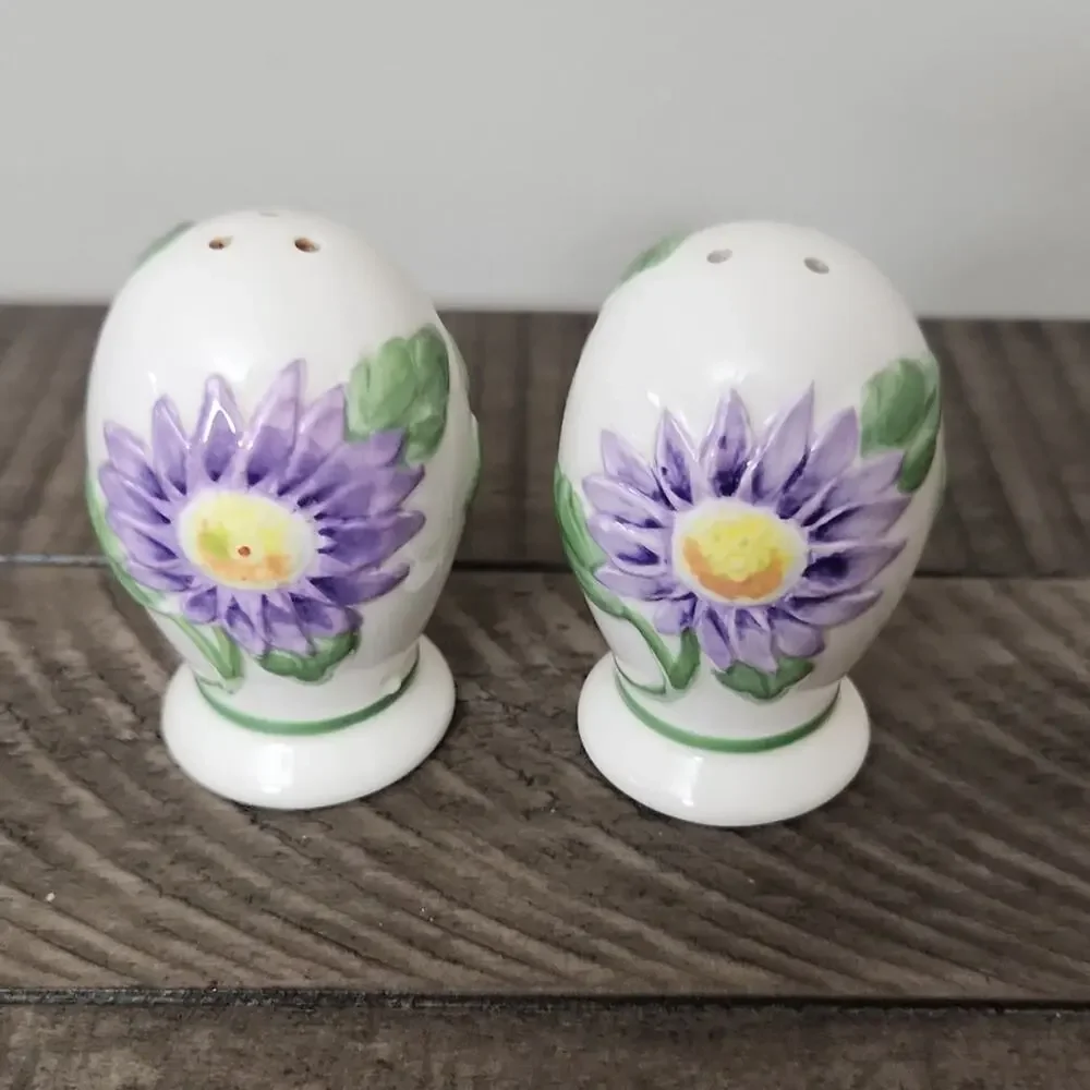 Pfaltzgraff Dahlia sculpted salt and pepper shakers floral